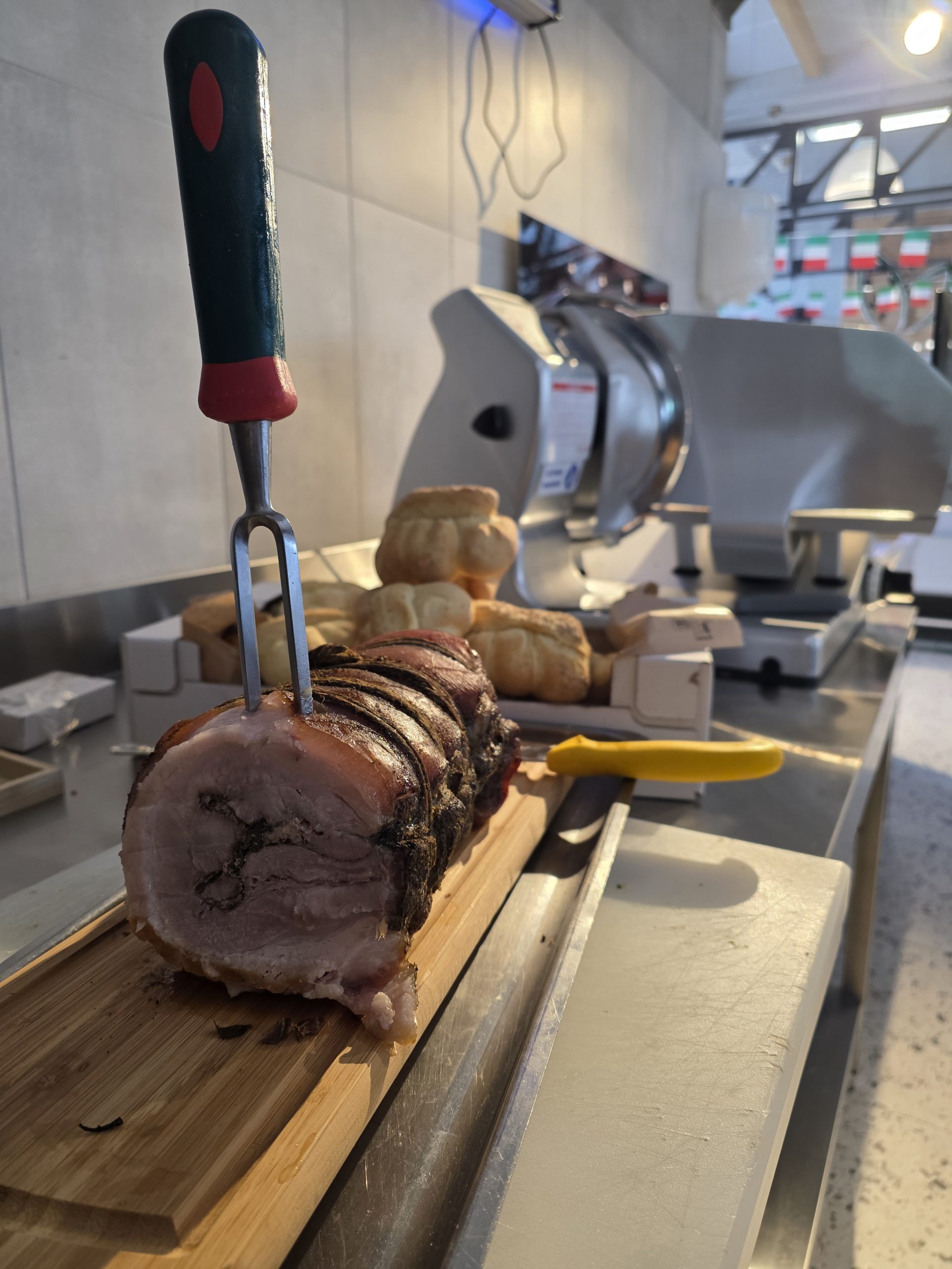 Porchetta préparée et tranchée dans l’atelier Chez Theo