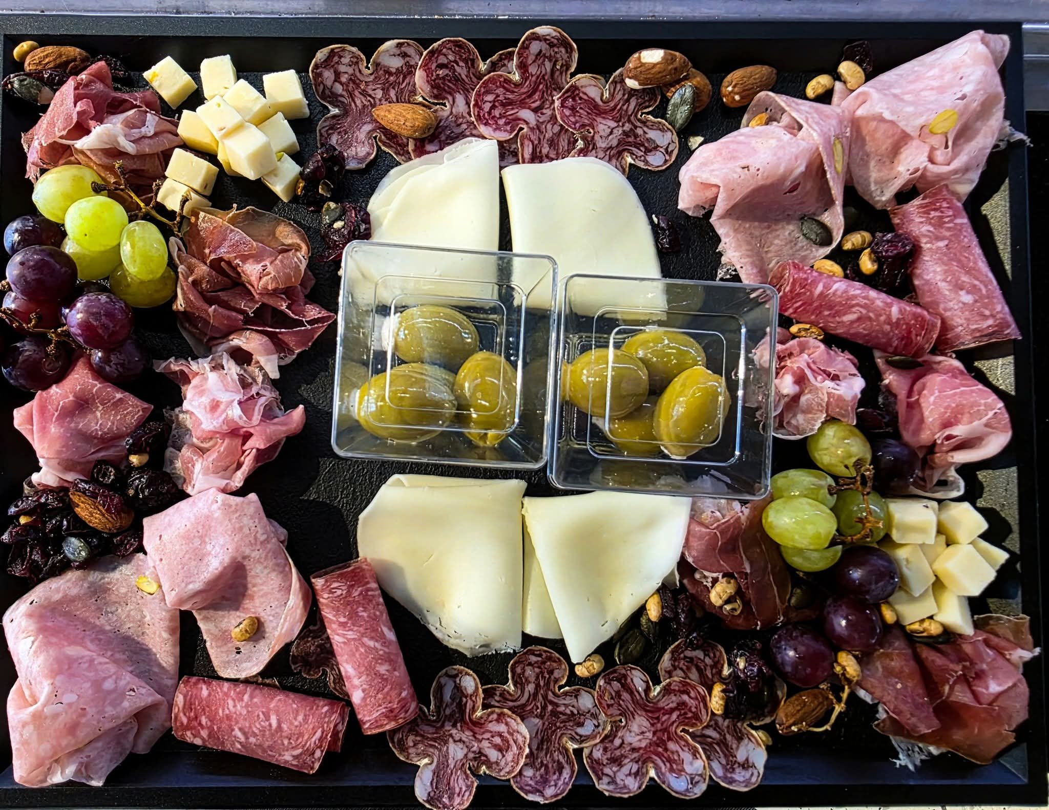 Plateau italien de charcuteries, fromages, olives et antipasti