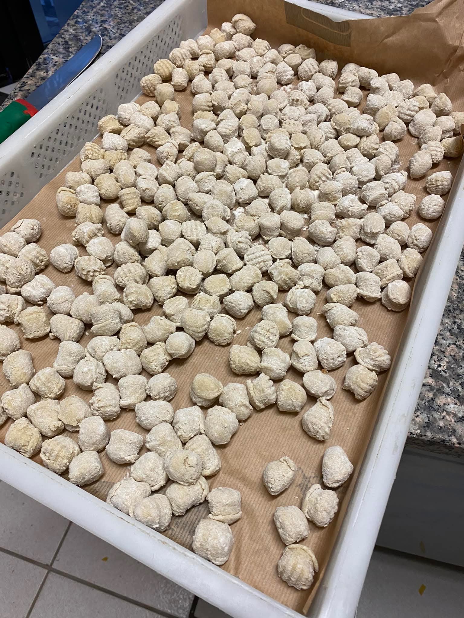 Pâtes façonnées et disposées à la main dans l’atelier Chez Theo
