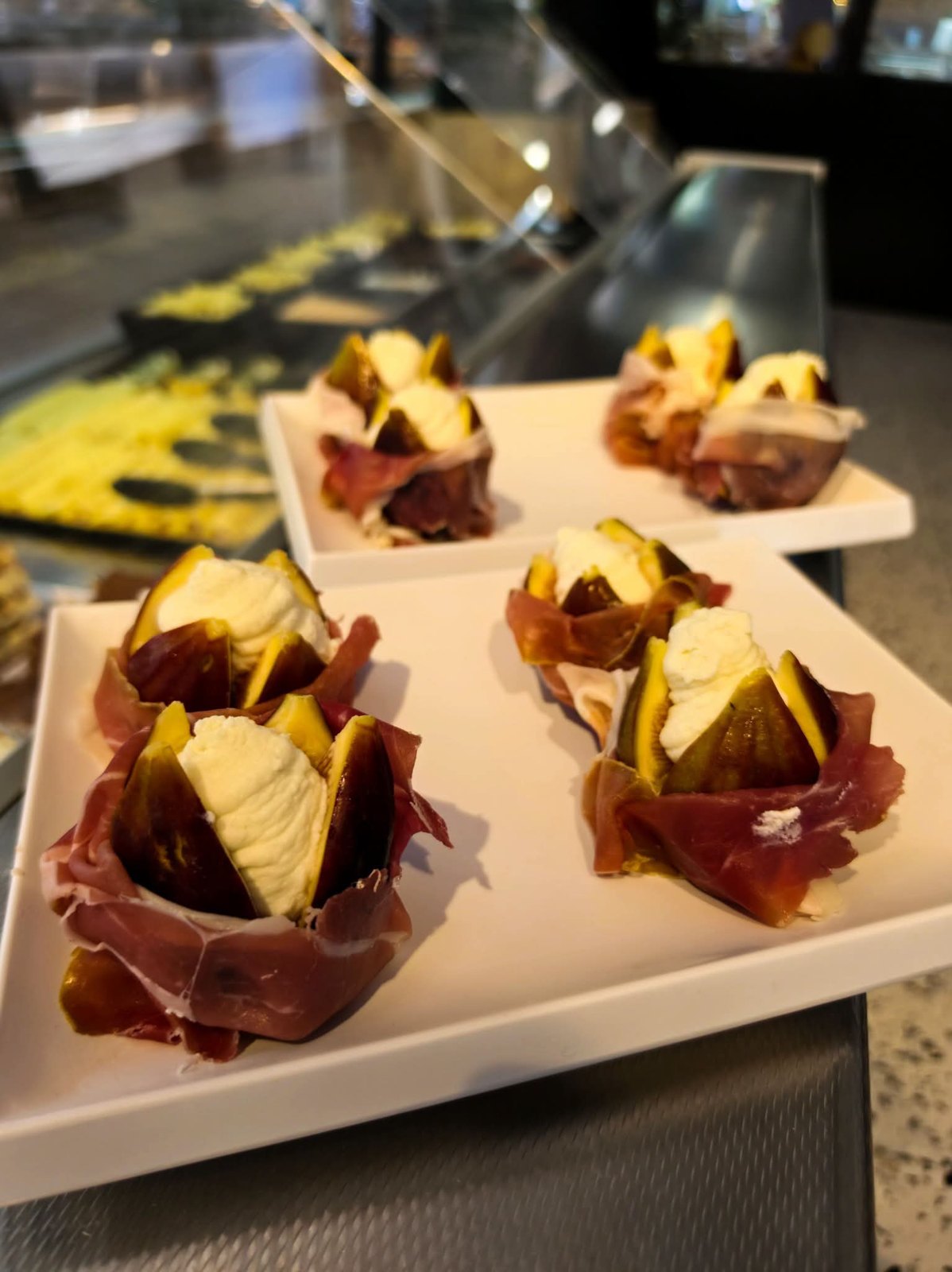 Figues garnies présentées avec du jambon au comptoir Chez Theo